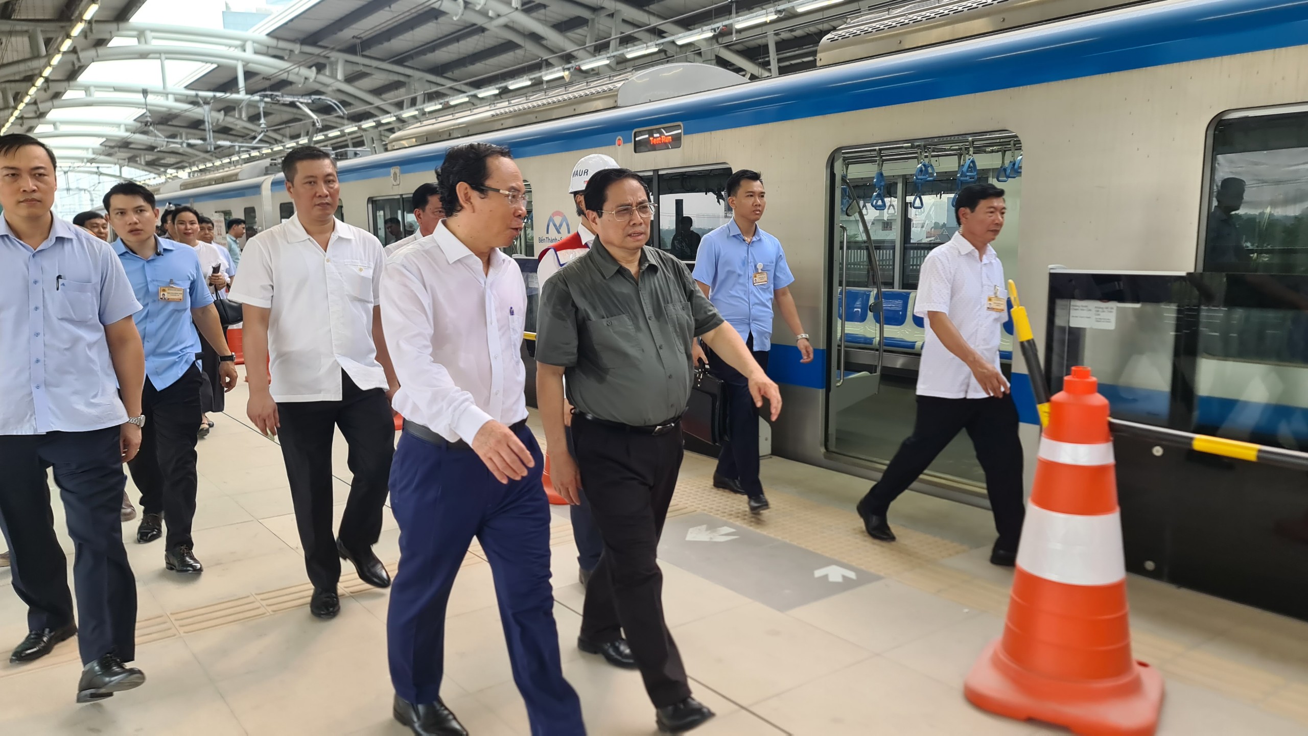 Thủ tướng Chính phủ đi thử tàu metro số 1 Bến Thành Suối Tiên