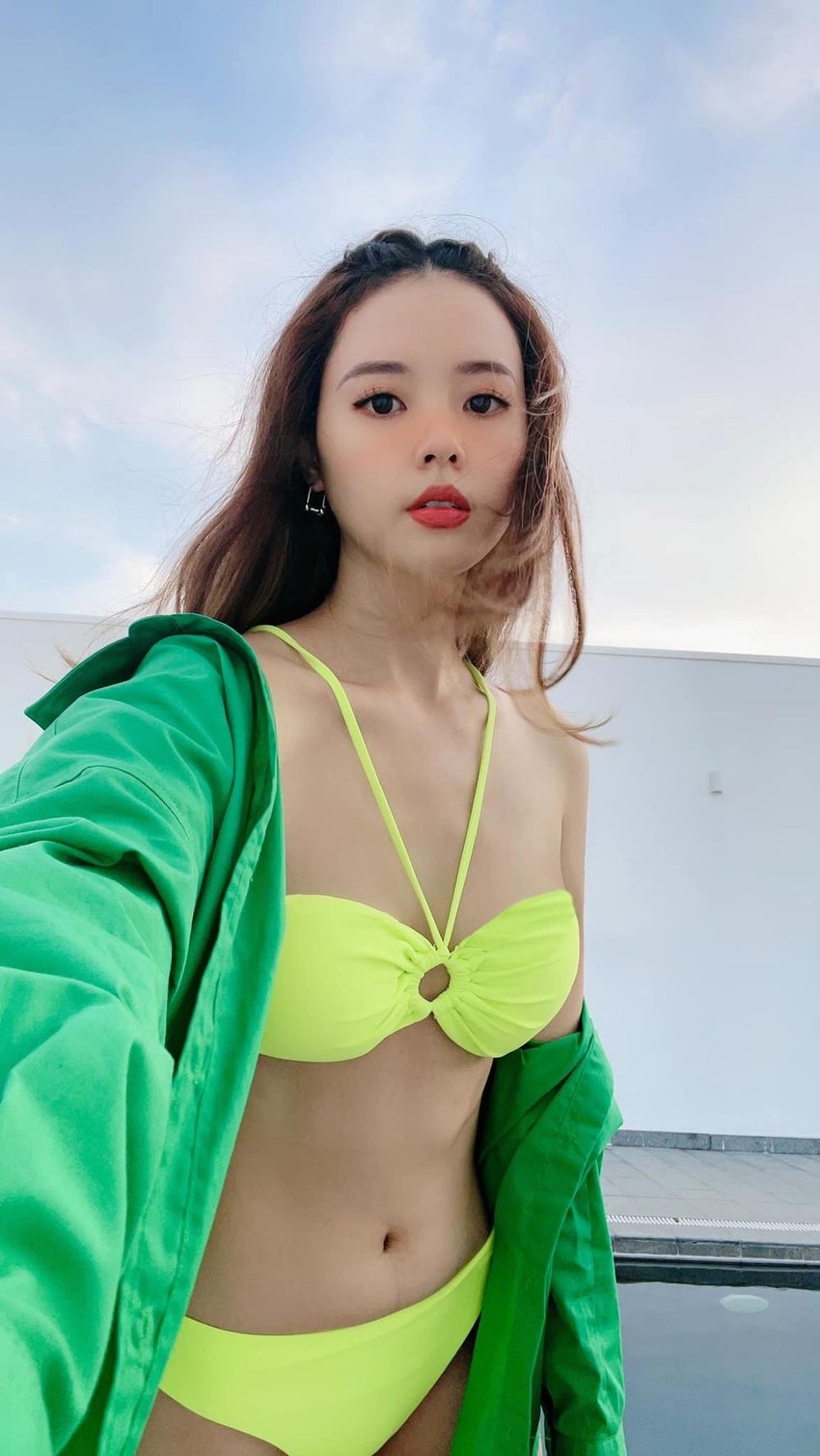 Midu lại khoe dáng bikini gợi cảm trước biển