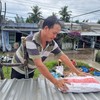 Quảng Nam: Người dân tất bật chằng chống nhà ứng phó siêu bão Noru
