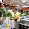 Cần kiểm soát gạo nhập khẩu để giữ uy tín gạo xuất khẩu của Việt Nam trên thị trường quốc tế. Trong ảnh: Gạo Việt được người tiêu dùng chọn mua tại một siêu thị ở Pháp. Ảnh: QH