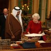 Cố Nữ hoàng Elizabeth II và cựu Tiểu vương Qatar - Sheikh Hamad bin Khalifa al-Thani xem các vật trưng bày từ Bộ sưu tập Hoàng gia tại Lâu đài Windsor (Anh) trong chuyến thăm cấp nhà nước của ông vào năm 2010. Ảnh: GETTY IMAGES