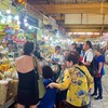 Chợ Bến Thành luôn thu hút đông đảo du khách quốc tế đến tham quan, mua sắm.