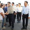 Thủ tướng thăm, tặng quà cho người dân tái định cư dự án Vành đai 3 