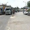 Xuất khẩu tiểu ngạch sang Trung Quốc thường bị ùn ứ tại cửa khẩu. Trong ảnh: Xe hàng chờ thông quan tại cửa khẩu ở Lạng Sơn. Ảnh: BẮC NINH