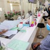 Cán bộ quận Bình Tân đang giải quyết hồ sơ cho người dân. Ảnh: NGUYỆT NHI
