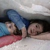 Bé gái 7 tuổi ở Syria che chắn cho em trai giữa đống đổ nát suốt nhiều giờ liền. Ảnh: TWITTER