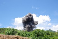 Công binh cho nổ 2 quả bom ‘khủng’ sót lại sau chiến tranh