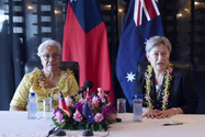 Thủ tướng Fiame Naomi Mata’afa của quốc đảo Samoa (trái) và Ngoại trưởng Úc Penny Wong (phải). Ảnh: AP