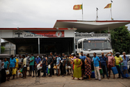 Người dân Sri Lanka xếp hàng mua nhiên liệu. Ảnh: Adnan Abidi/REUTERS 
