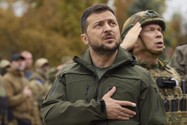 Tổng thống Volodymyr Zelensky trong chuyến thăm tới thành phố Izium. Ảnh: Văn phòng Tổng thống Ukraine/AP