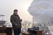 Ông Kim Jong-un giám sát vụ thử nghiệm động cơ nhiên liệu rắn lực đẩy cao hôm 15-12. Ảnh: KCNA 