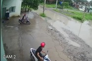 Camera ghi cảnh kẻ trộm mất 5 giây bẻ khóa xe máy và phóng đi
