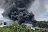 Cháy lớn tại một xưởng làm đồ nhựa sát khu dân cư ở Đồng Nai