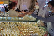 Giá vàng 9999 'rơi' nhanh hơn vàng miếng SJC