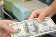 Giá mua USD chợ đen và ngân hàng cùng tăng mạnh