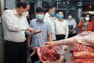 Cơ quan chức năng kiểm tra hoạt động kinh doanh thực phẩm tại chợ đầu mối Bình Điền, TP.HCM.