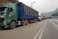 Cảnh xe chở hàng xuất sang Trung Quốc xếp hàng dài đợi tại khu vực cửa khẩu Tân Thanh, Lạng Sơn. (Ảnh chụp ngày 16-3.)