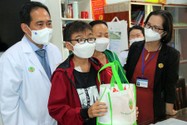 Ban giám đốc BV Nhi đồng 2 tặng quà trung thu cho thiếu niên 15 tuổi vừa ghép thận thành công.