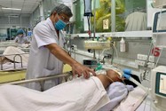 Nhân viên y tế BV Bệnh nhiệt đới TP.HCM tất bật chăm sóc bệnh nhân sốt xuất huyết nặng.