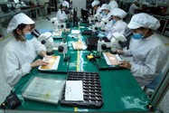  Theo báo cáo của Bộ KH&ĐT thể hiện tăng trưởng kinh tế của Việt Nam có sự phục hồi tích cực kể từ đầu năm 2022. Trong ảnh: Sản xuất linh kiện điện tử tại Công ty TNHH 4P (Văn Giang, Hưng Yên) có vốn đầu tư trong nước.