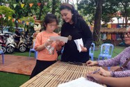 NSND Kim Cương tặng tiền hỗ trợ các trẻ em.