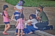 Trung sĩ cảnh vệ dùng ngón tay ngăn người đàn ông lên cơn co giật cắn lưỡi