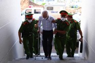 Cựu chủ tịch thâu tóm ‘đất vàng’ Bình Dương chống gậy ra tòa, đi lại khó khăn