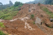 Nhiều xã ở Kon Tum bị cô lập do sạt lở đất sau bão số 4