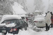 Xe du khách chết máy nối đuôi nhau vì tuyết rơi nặng ở thị trấn Murree hôm 8-1. Ảnh: REUTERS