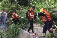 Cảnh sát giải cứu 23 học sinh mắc kẹt ở suối Tiên vì mưa lớn, nước lên cao