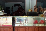 Quảng Nam: Dùng cuốc đập tủ kính cướp tiệm vàng