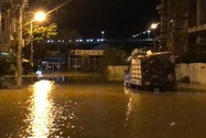 Triều cường, sóng làm ngập một số khu dân cư ở Đà Nẵng