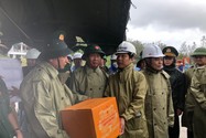 Chủ tịch nước Nguyễn Xuân Phúc thăm người dân vùng ngập lũ tại Đà Nẵng