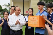 Chùm ảnh Chủ tịch nước Nguyễn Xuân Phúc gặp gỡ tân sinh viên năm học mới 2022