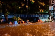 Thừa Thiên - Huế, Đà Nẵng ngập sâu, người dân cầu cứu