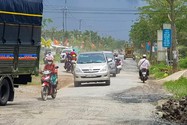 Cận cảnh 7 km đường ở Hậu Giang 'nắng bụi mưa sình' suốt 8 năm qua