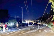 Phú Quốc: Ô tô va chạm với xe máy rồi tông vào cột điện làm 2 người thương vong