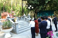 Bí thư Nguyễn Văn Nên dâng hương, hoa tại khu mộ thân mẫu Bác Hồ 