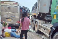 Ô tô tải tông xe khách chở nữ công nhân, nhiều người bị thương 
