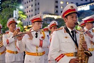 Người dân thích thú xem Đoàn Quân nhạc biểu diễn mừng Quốc khánh