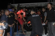Lực lượng cứu hộ tại hiện trường vụ cháy tàu KM Express Cantika 77 tại tỉnh East Nusa Tenggara. ẢNH: AFP