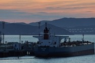 Tàu chở dầu của Nga neo đậu tại TP cảng Nakhodka, Nga. ẢNH: REUTERS