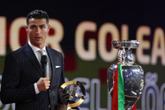Ngồi dự bị ở Man United, Ronaldo vẫn hay nhất Bồ Đào Nha