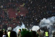 Cộng đồng bóng đá thế giới chia sẻ với thảm kịch bóng đá Indonesia làm 174 người thiệt mạng