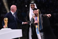 Quốc vương Qatar và chiếc 'long bào' quý giá tặng Messi