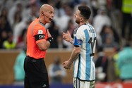 Trọng tài đáp trả những chỉ trích về bàn thắng của Messi 