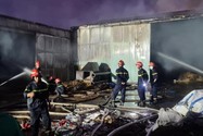 Hải Phòng: Xưởng gỗ bất ngờ bốc cháy lúc rạng sáng