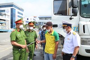 Tổng công ty Tân Cảng Sài Gòn kiểm tra hung khí, vật liệu nổ các phương tiện ra vào cảng 