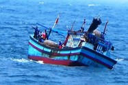 Quảng Bình: Tàu cá chở 12 thuyền viên gặp nạn trên biển 