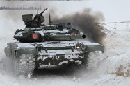 VIDEO: Xe tăng hiện đại T-90 của Nga chìm trong biển lửa do Ukraine nhắm bắn 